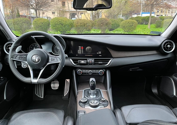 Alfa Romeo Giulia cena 104000 przebieg: 125000, rok produkcji 2017 z Warszawa małe 16